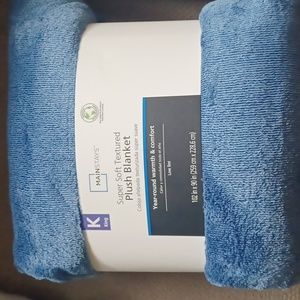 Nwt mainstays solid blue plush king blanket